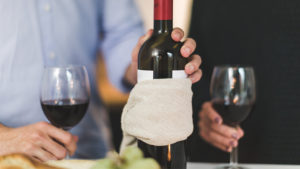 El sumiller es un experto en vinos, y su principal función es recomendar a los clientes de grandes restaurantes cuáles son los tipos de vino más apropiados