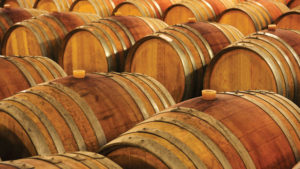Generalmente todas las barricas se fabrican de madera de roble americano o francés, ya que aportan sabores y aromas que enriquecen los vinos y evita que se altere su color